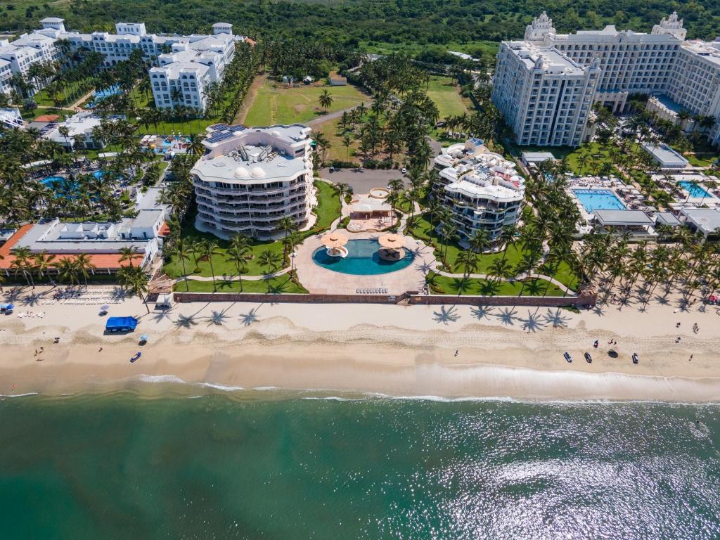 vistas aéreas a la playa y a los edificios en Ocean Front Condo with Pool Sleeps 6 Adults-Quinta del Mar 203, en Nuevo Vallarta 