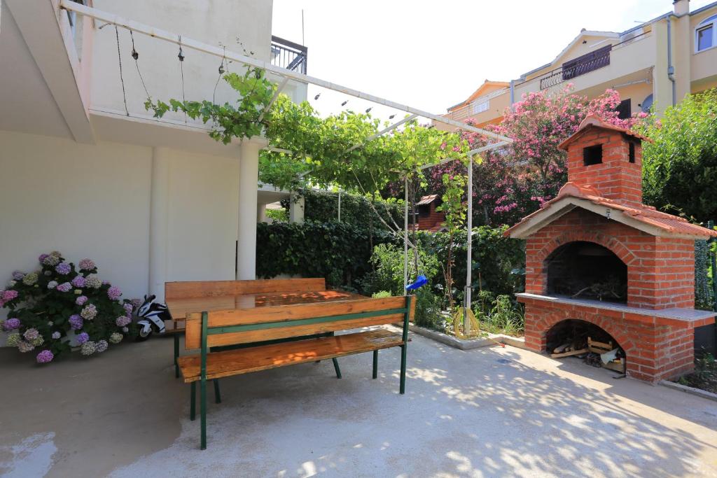 Fotografie z fotogalerie ubytování Apartments by the sea Duce, Omis - 17661 v destinaci Duće