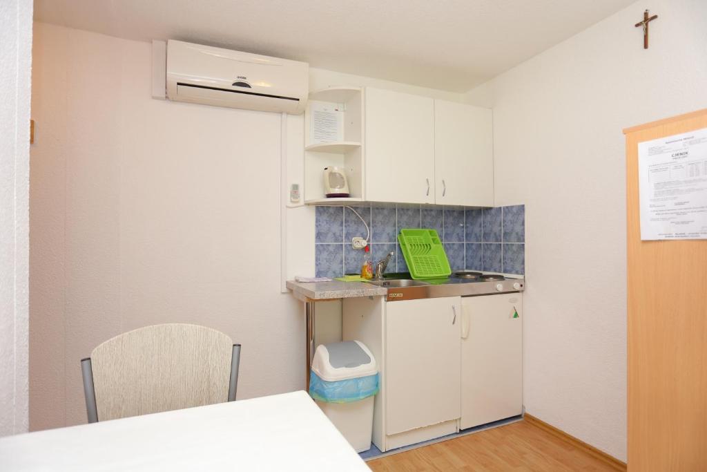 Fotografie z fotogalerie ubytování Apartments by the sea Duce, Omis - 17661 v destinaci Duće