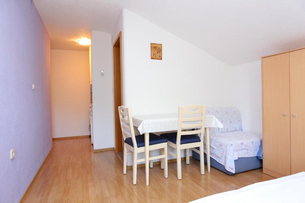Fotografie z fotogalerie ubytování Apartments by the sea Duce, Omis - 17661 v destinaci Duće