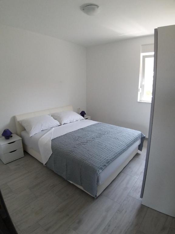Fotografie z fotogalerie ubytování Apartments with a parking space Pirovac, Sibenik - 17653 v destinaci Pirovac