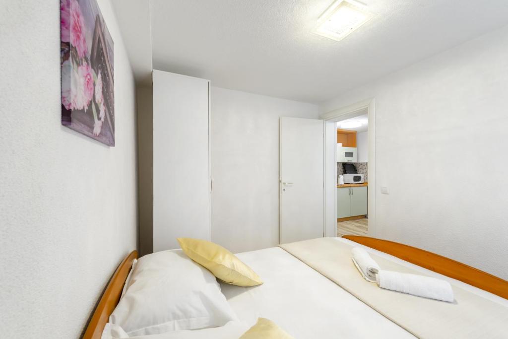 Postel nebo postele na pokoji v ubytování Apartments by the sea Baska Voda, Makarska - 17570