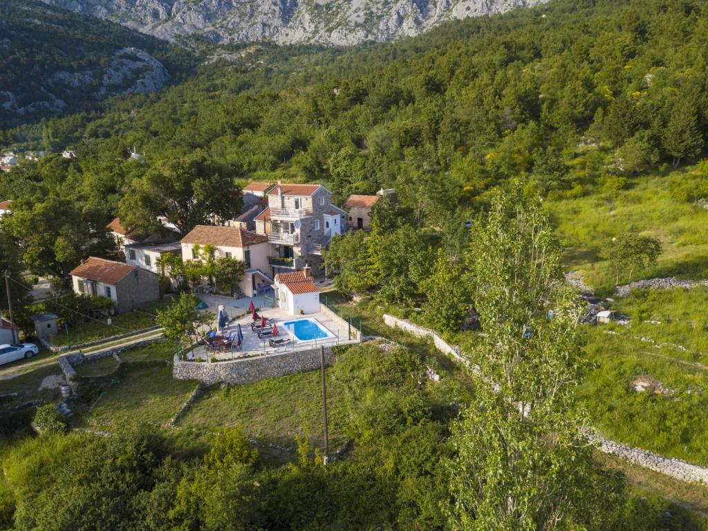 Family friendly apartments with a swimming pool Gornji Tucepi, Makarska