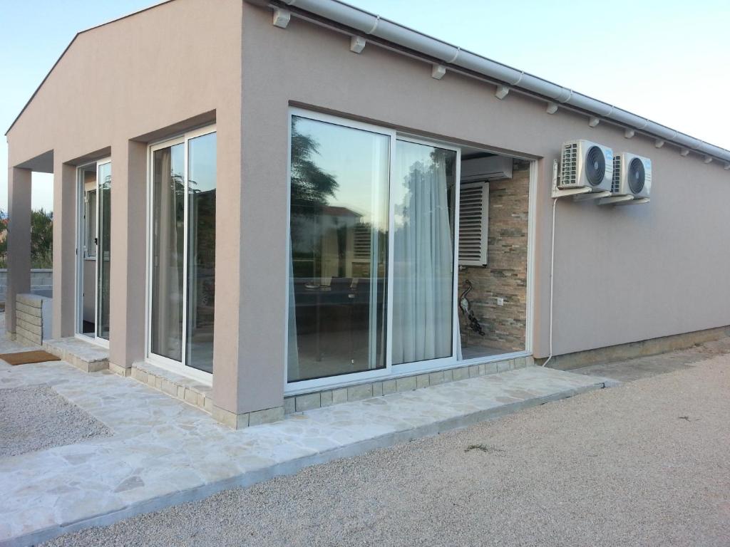 Zdjęcie z galerii obiektu Holiday Home Vir 17694 w mieście Vir