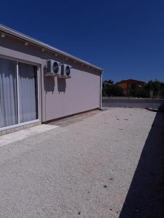 Zdjęcie z galerii obiektu Holiday Home Vir 17694 w mieście Vir