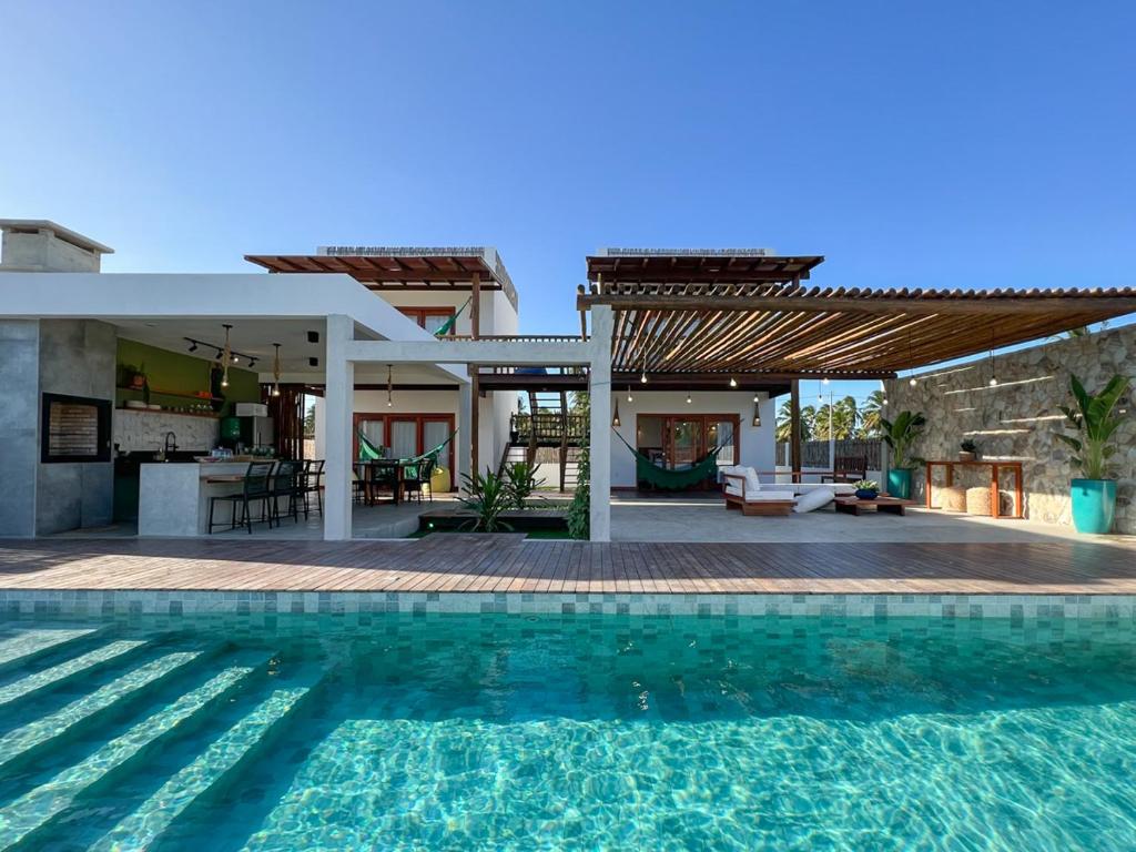 una casa con piscina e patio di Let Village a Amontada