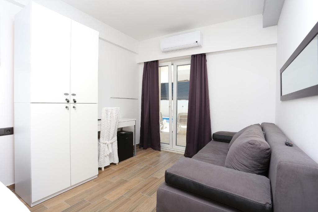 Fotografia z galérie ubytovania Quadruple Room Kastel Stafilic 17710d v destinácii Kaštela