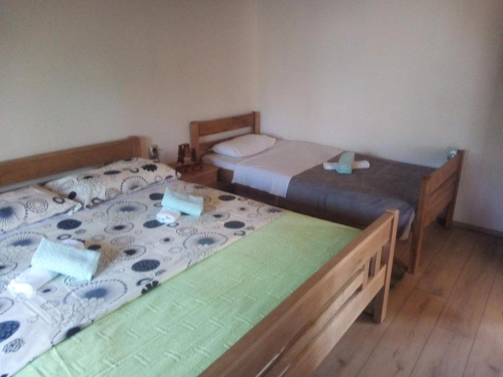 two beds in a room with two beds sidx sidx sidx at Apartment Silba 17603a in Silba