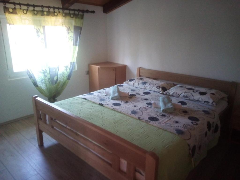 Schlafzimmer mit einem Bett und einem Fenster in der Unterkunft Apartments with WiFi Silba - 17603 in Silba
