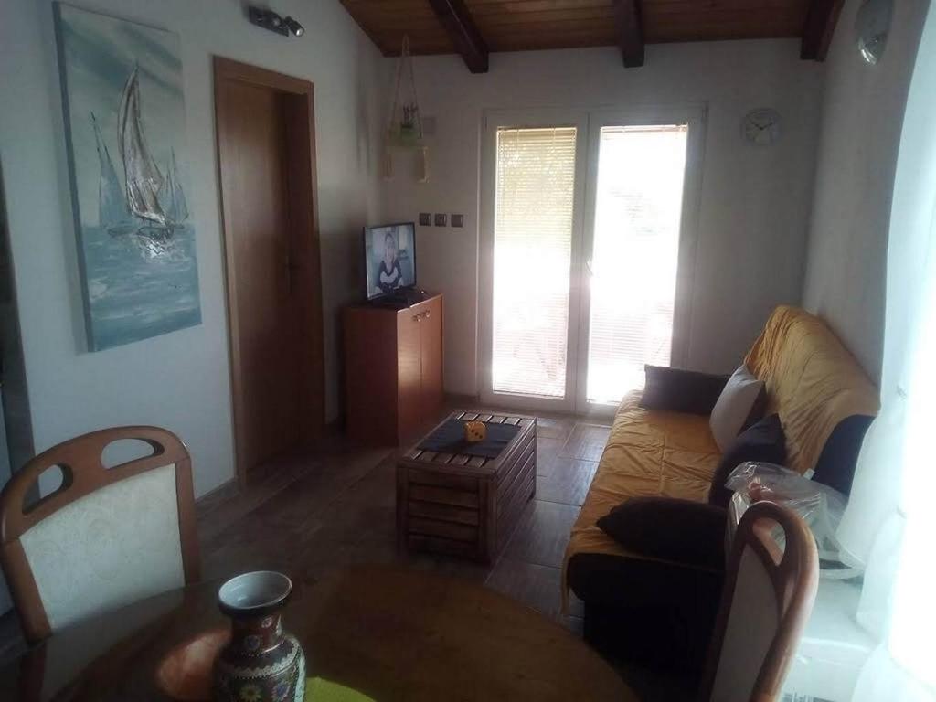 Televízia a/alebo spoločenská miestnosť v ubytovaní Apartment Silba 17603b