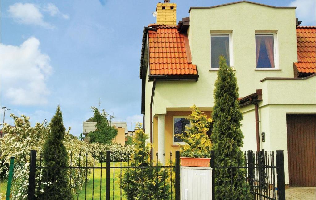 a house with a fence in front of it at Stunning Home In Darlowo With Wifi in Darłowo