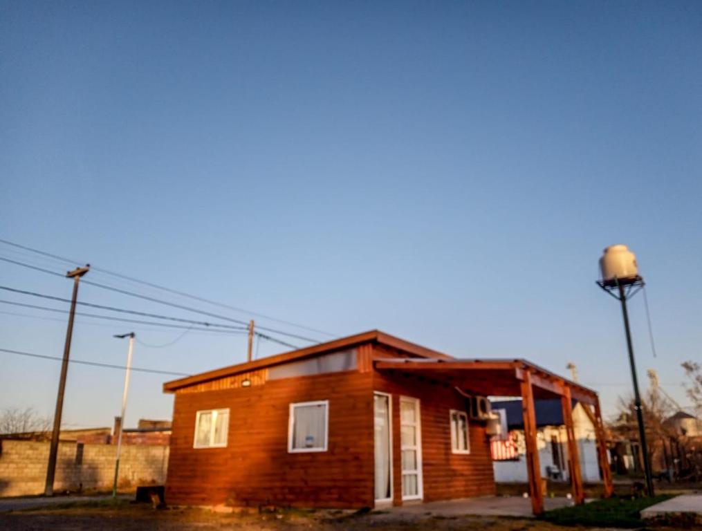 ein kleines Backsteingebäude mit Straßenbeleuchtung daneben in der Unterkunft Complejo cabañas el paraje in Ranchos