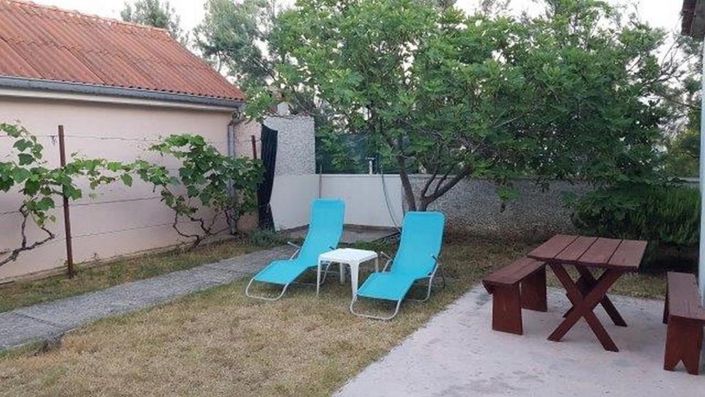 Vonkajšia záhrada v ubytovaní Apartments with a parking space Nin, Zadar - 17784