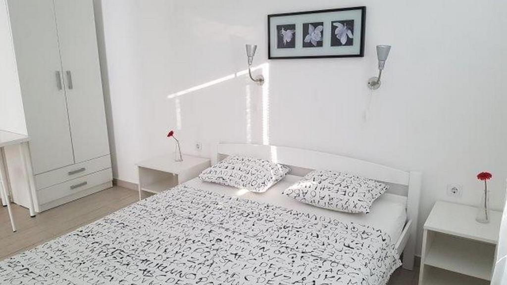 Posteľ alebo postele v izbe v ubytovaní Apartments with a parking space Nin, Zadar - 17784