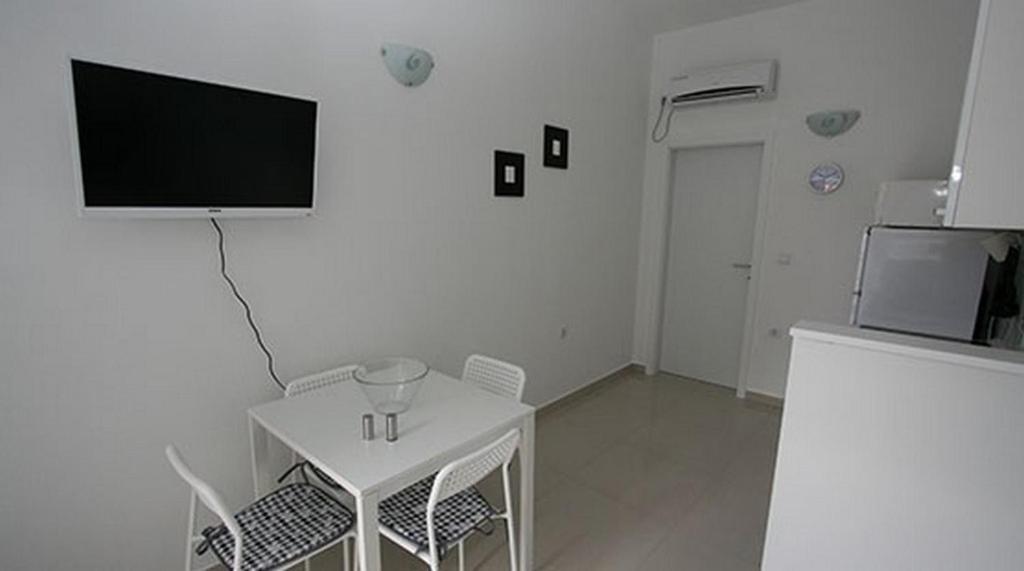 Televízia a/alebo spoločenská miestnosť v ubytovaní Apartments with a parking space Nin, Zadar - 17784