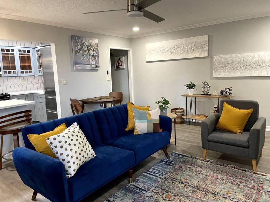 um sofá azul e duas cadeiras numa sala de estar em Home Away from Home Condo Downtown ATL 16th floor em Atlanta