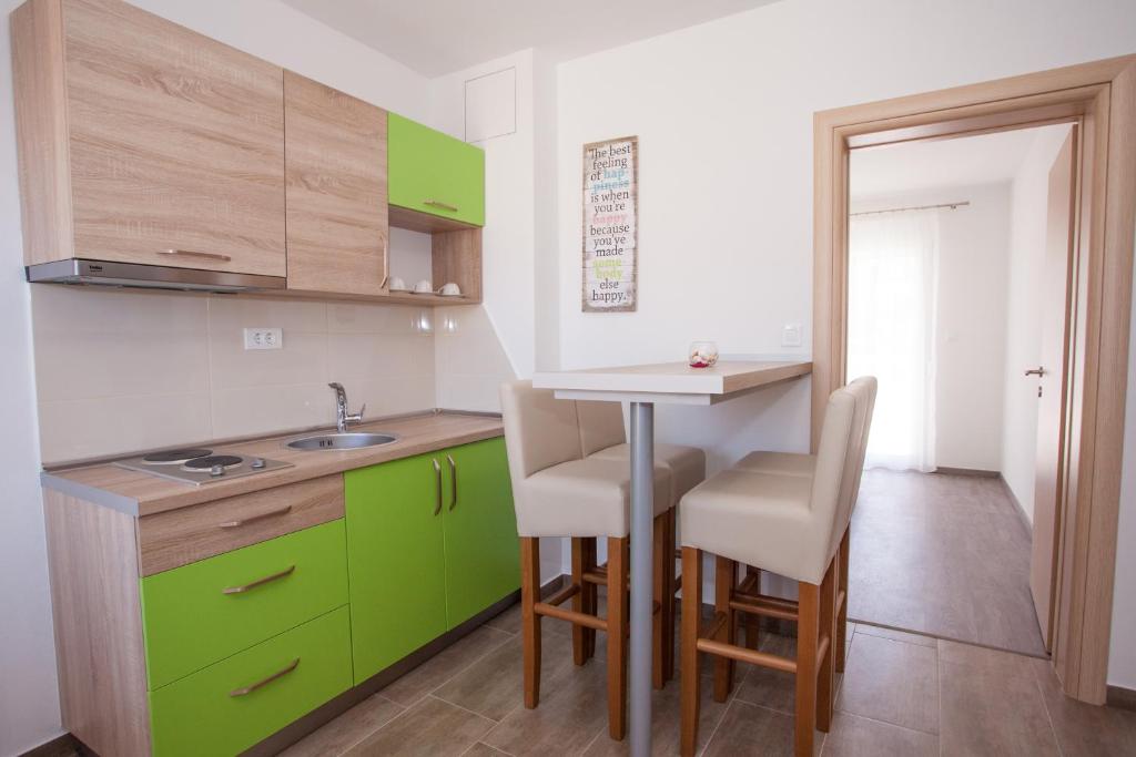 Fotografia z galérie ubytovania Apartments by the sea Baska Voda, Makarska - 17786 v destinácii Baška Voda