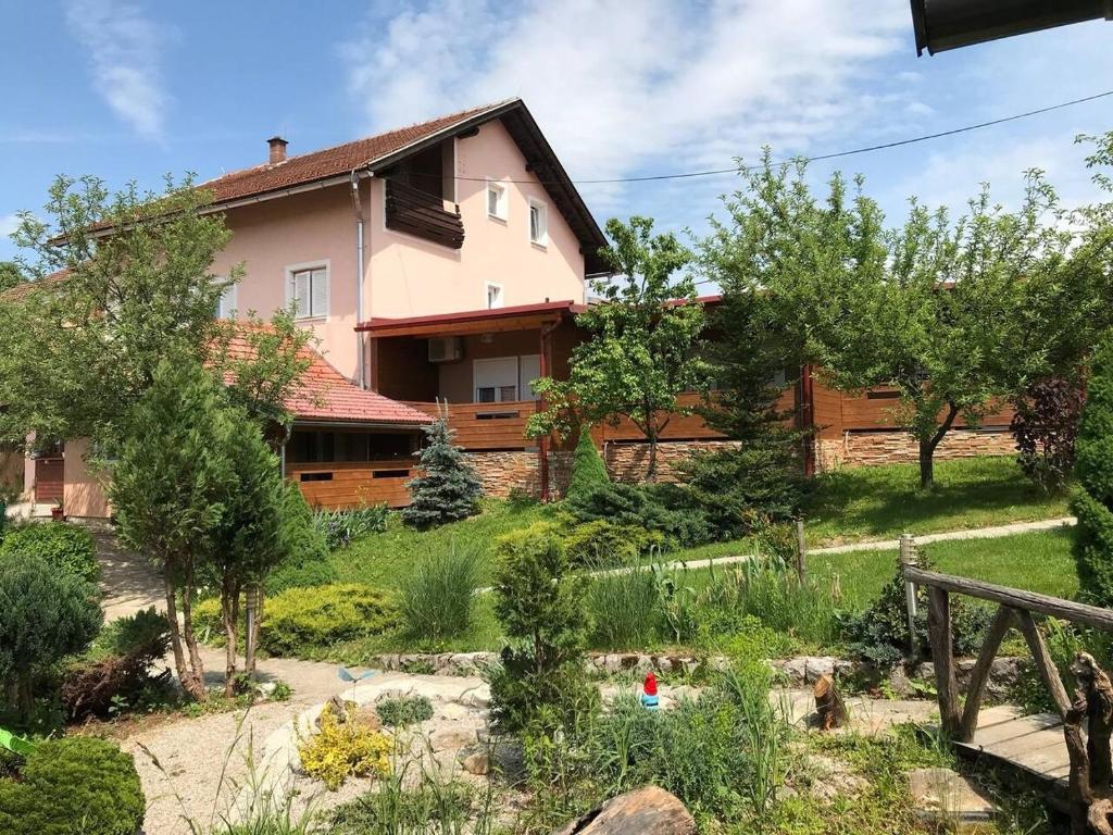 une maison avec un jardin en face dans l'établissement Family friendly apartments with a swimming pool Ostarski Stanovi, Plitvice - 17806, à Rakovica