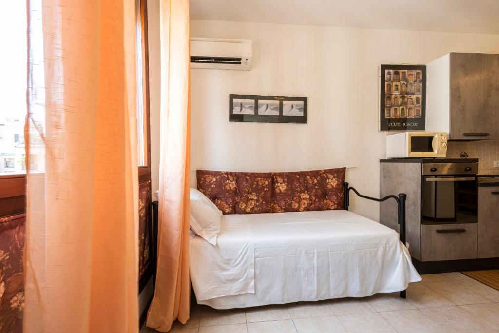 A bed or beds in a room at Castelnuovo Flat with Elevator and Free Parking