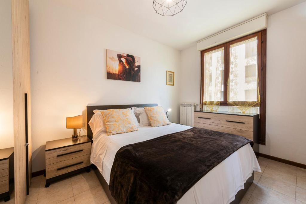 A bed or beds in a room at Castelnuovo Flat with Elevator and Free Parking
