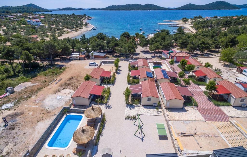 uma vista aérea de um resort com uma piscina em Family friendly apartments with a swimming pool Drage, Biograd - 17819 em Pakoštane