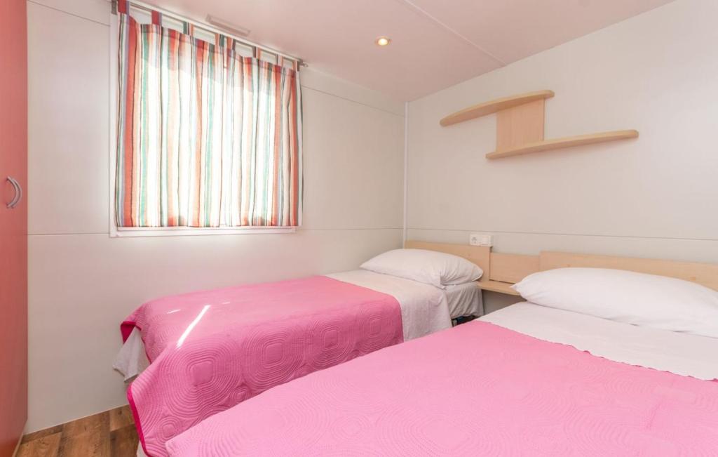 Fotografia z galérie ubytovania Family friendly apartments with a swimming pool Drage, Biograd - 17819 v Pakoštane