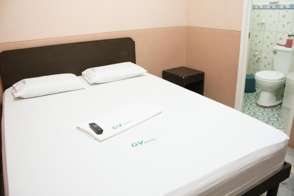 Una cama con dos almohadas blancas encima. en GV Hotel - Catbalogan en Catbalogan