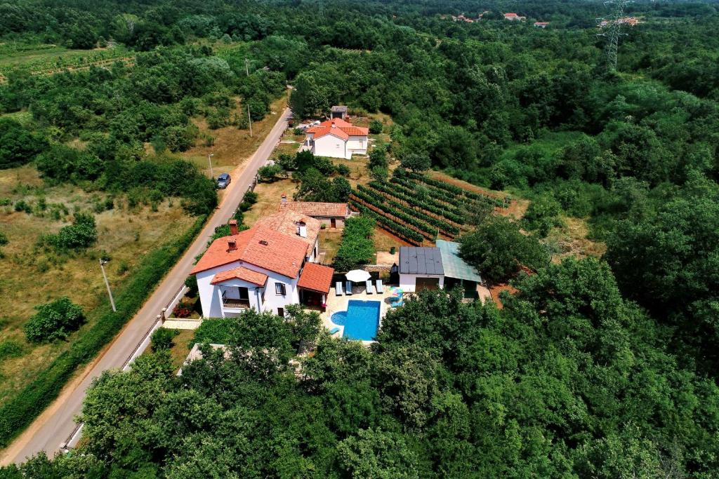 Fotografia z galérie ubytovania Family friendly house with a swimming pool Marici, Labin - 17820 v destinácii Labin