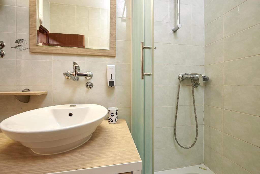 Koupelna v ubytování Apartments with parking spaces Mavarstica, Ciovo - 17821