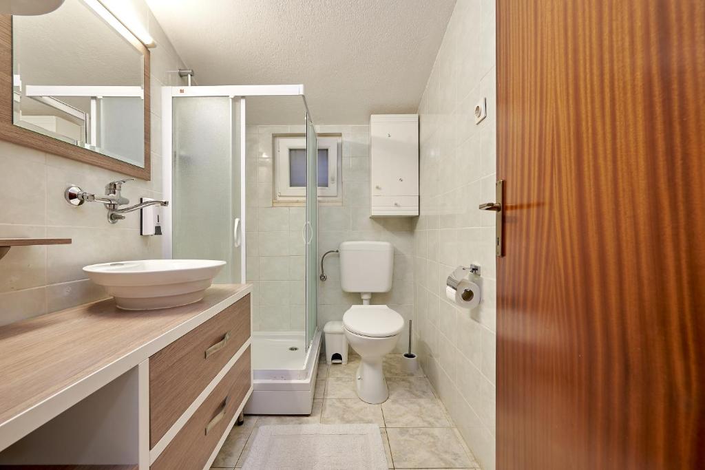 Koupelna v ubytování Apartments with parking spaces Mavarstica, Ciovo - 17821