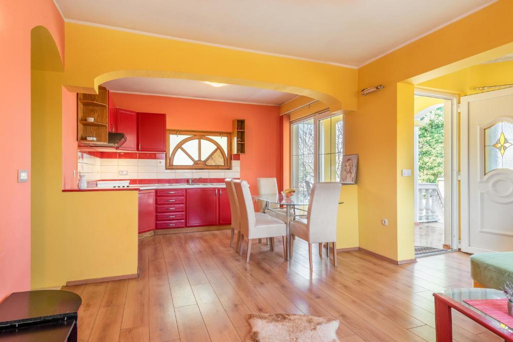 Fotografia z galérie ubytovania Apartment Kraj 17783a v destinácii Tkon