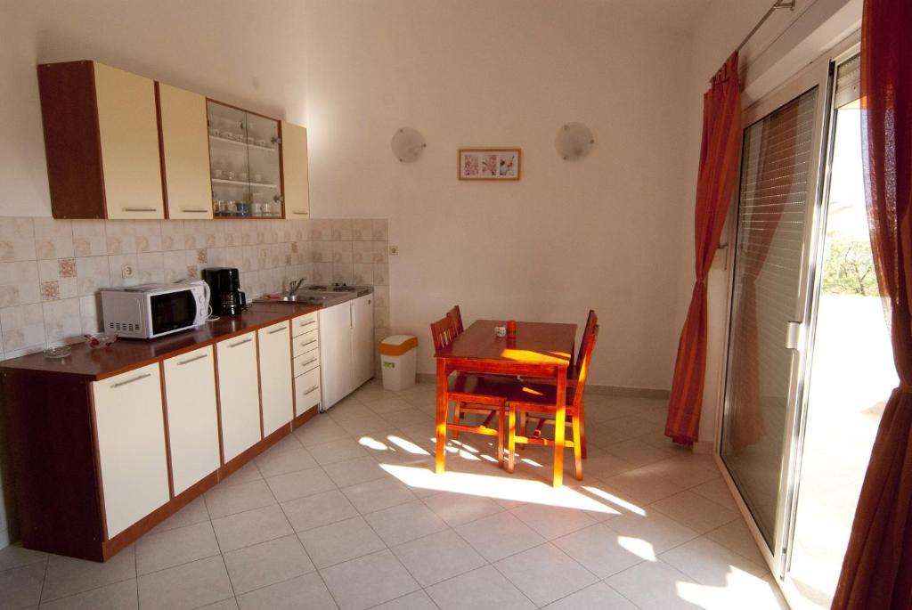 Kuchyňa alebo kuchynka v ubytovaní Apartments with a parking space Bibinje, Zadar - 17855