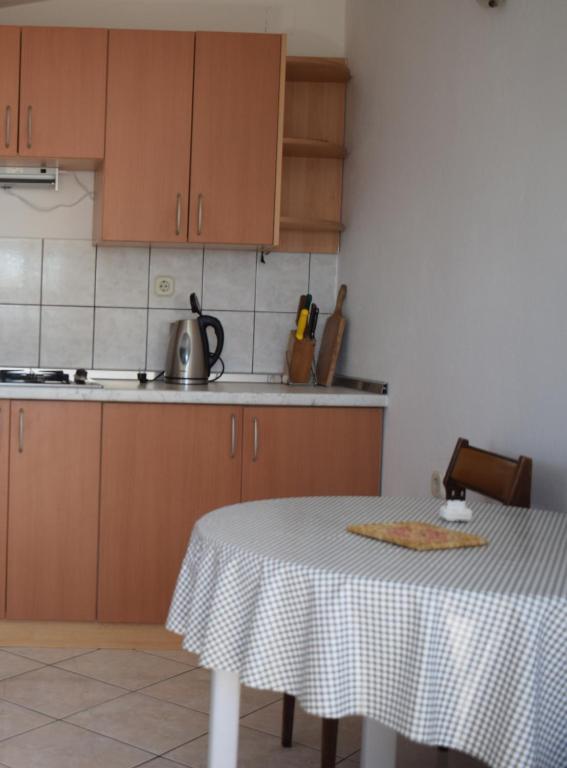 kuchnia ze stołem z tkaniną w obiekcie Apartments by the sea Starigrad, Paklenica - 17865 w mieście Starigrad-Paklenica