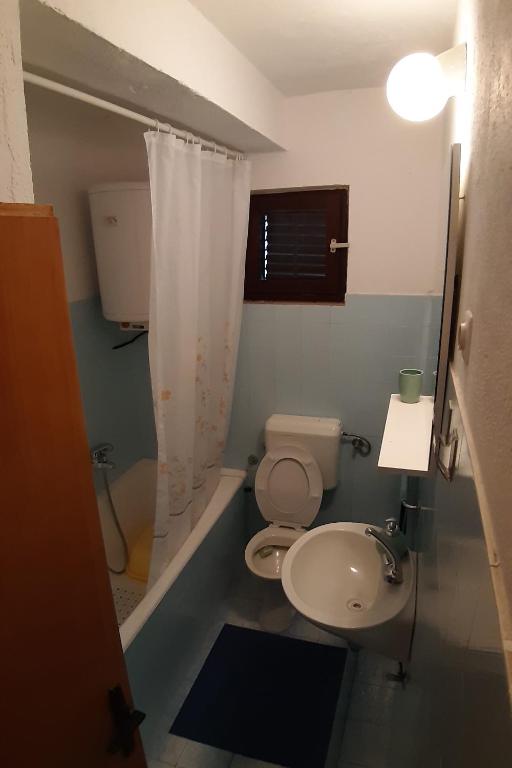 małą łazienkę z toaletą i umywalką w obiekcie Apartments by the sea Starigrad, Paklenica - 17865 w mieście Starigrad-Paklenica