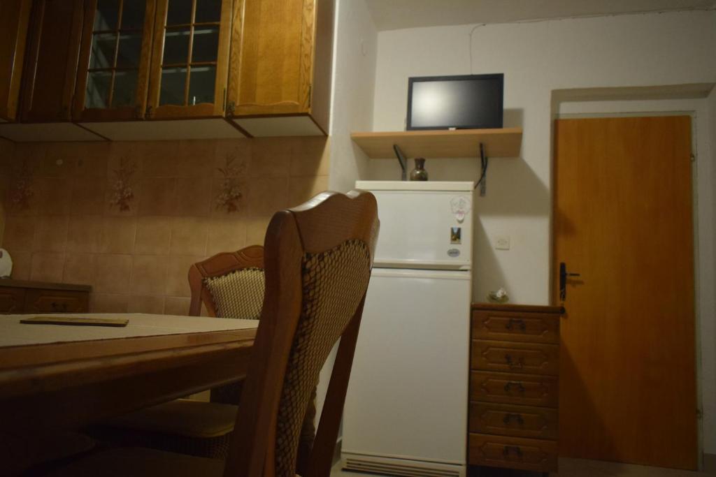 Kuchnia lub aneks kuchenny w obiekcie Apartments by the sea Starigrad, Paklenica - 17865