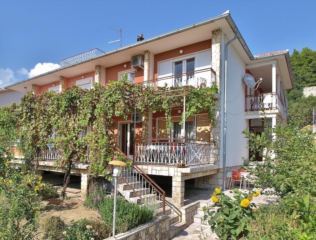 Apartments with parking space Palit, Rab - 17881
