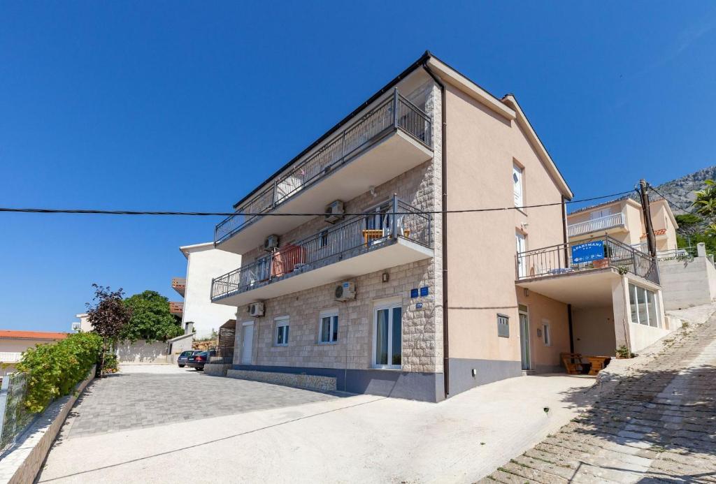 Budova, v ktorej sa apartmán nachádza