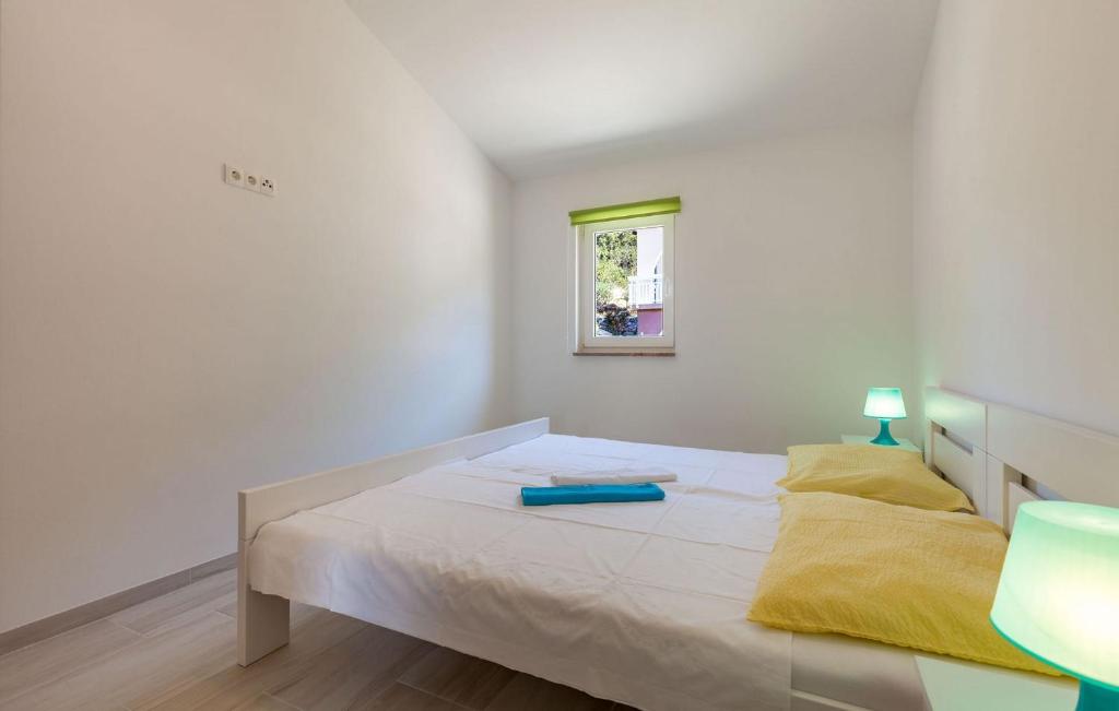 Posteľ alebo postele v izbe v ubytovaní Apartments with parking spaces Stanici, Omis - 17894