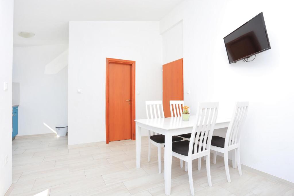 Televízia a/alebo spoločenská miestnosť v ubytovaní Apartments with parking spaces Stanici, Omis - 17894