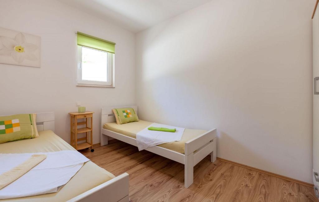 Posteľ alebo postele v izbe v ubytovaní Apartments with parking spaces Stanici, Omis - 17894