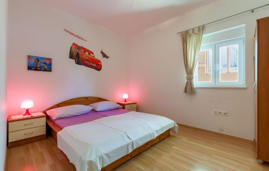 Posteľ alebo postele v izbe v ubytovaní Apartments with parking spaces Stanici, Omis - 17894