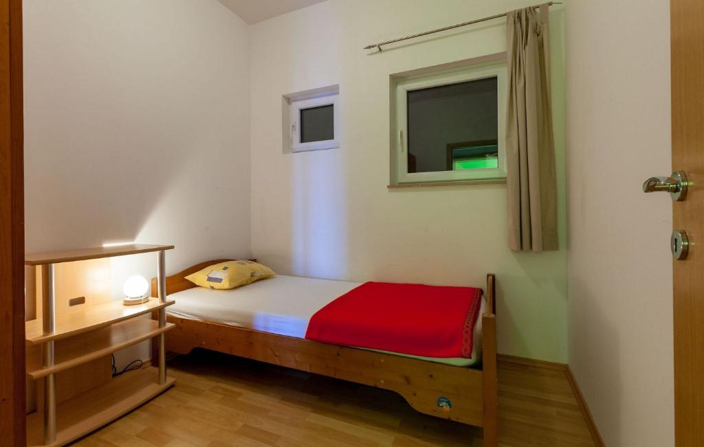Posteľ alebo postele v izbe v ubytovaní Apartments with parking spaces Stanici, Omis - 17894