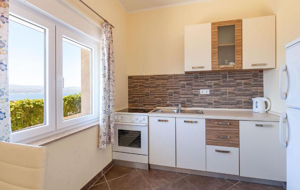 Kuchyňa alebo kuchynka v ubytovaní Apartments with parking spaces Stanici, Omis - 17894
