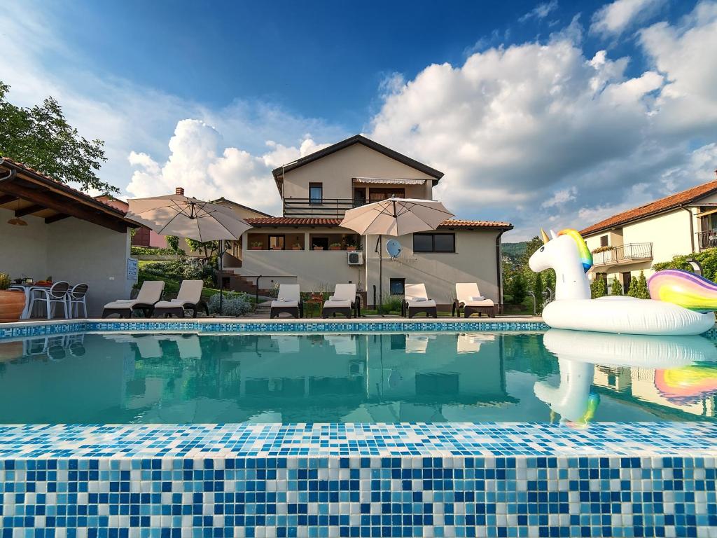 Bazén v ubytování Family friendly apartments with a swimming pool Roc, Central Istria - Sredisnja Istra - 17942 nebo v jeho okolí