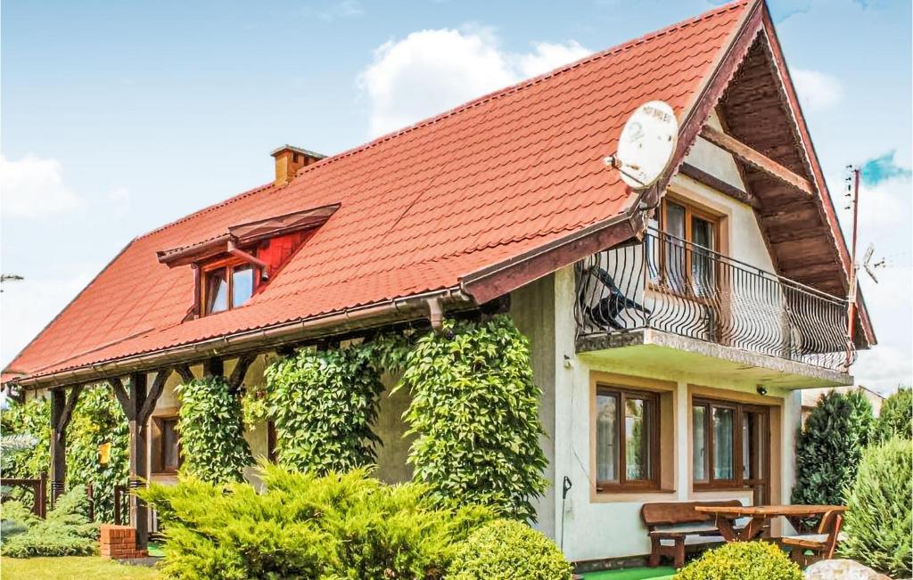 una casa con tetto arancione di Lovely Home In Ruciane-Nida With Sauna a Ukta