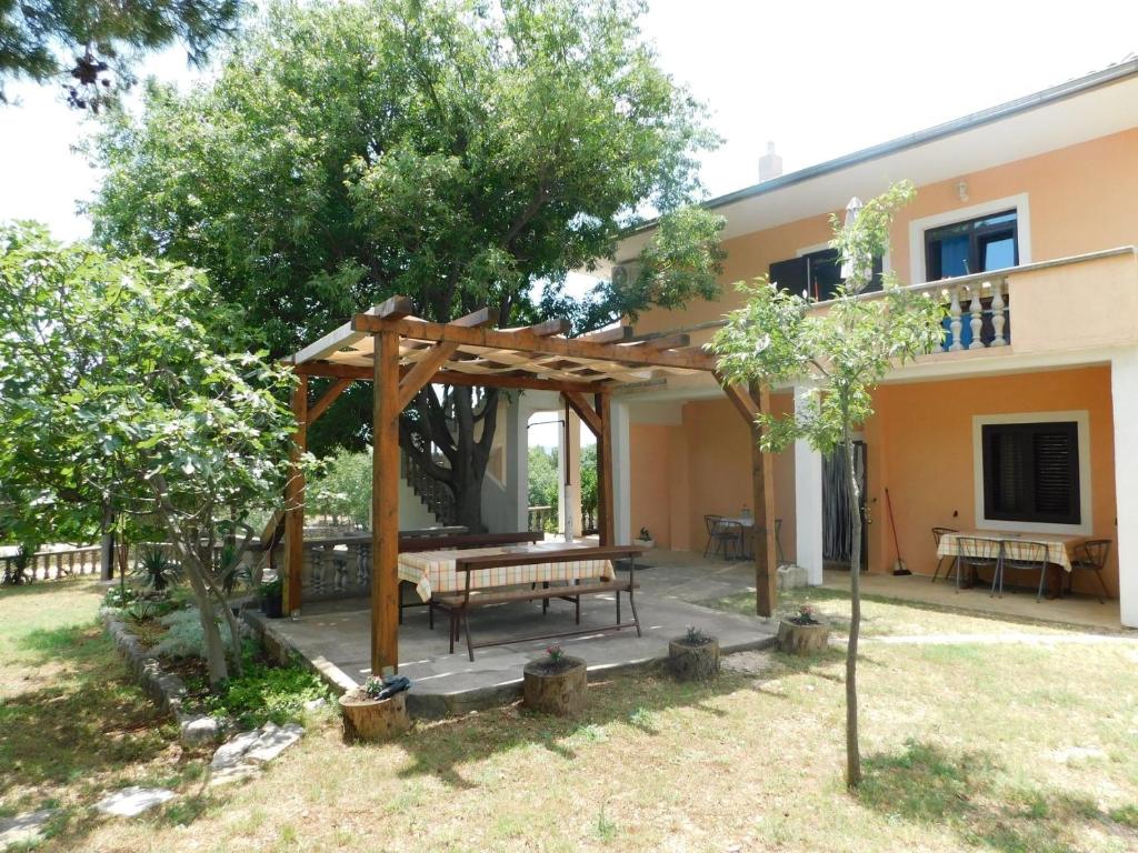 Ogród w obiekcie Apartments by the sea Seline, Paklenica - 17955