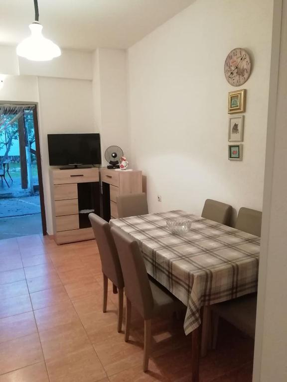 Telewizja i/lub zestaw kina domowego w obiekcie Apartments by the sea Seline, Paklenica - 17955