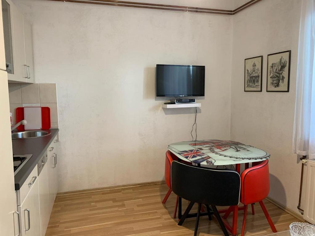 Telewizja i/lub zestaw kina domowego w obiekcie Apartments by the sea Seline, Paklenica - 17955