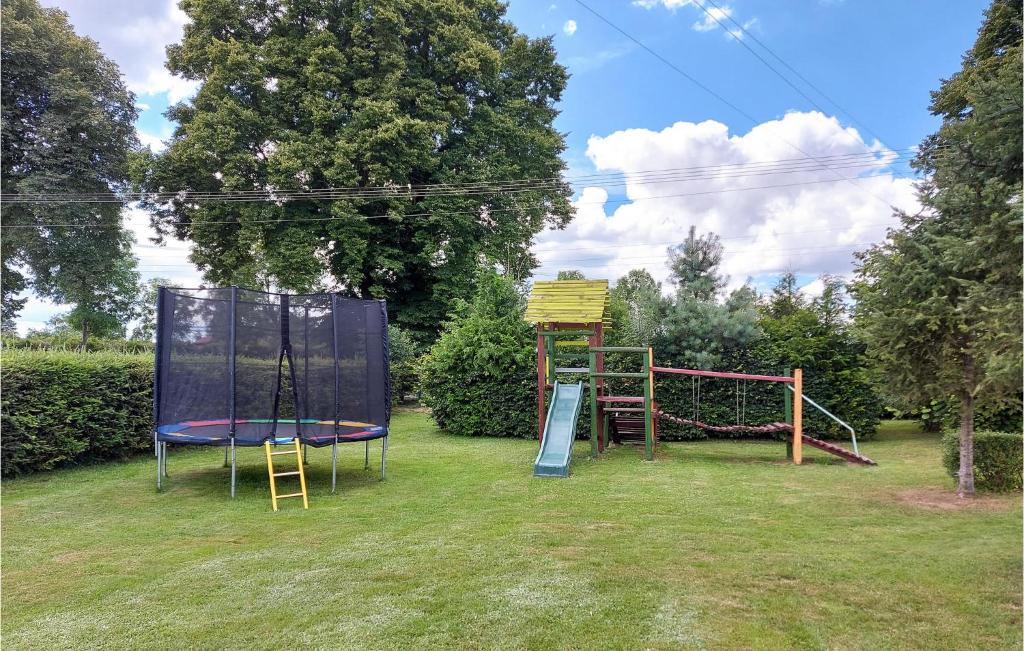 Plac zabaw dla dzieci w obiekcie Gorgeous Home In Slawno With Wifi