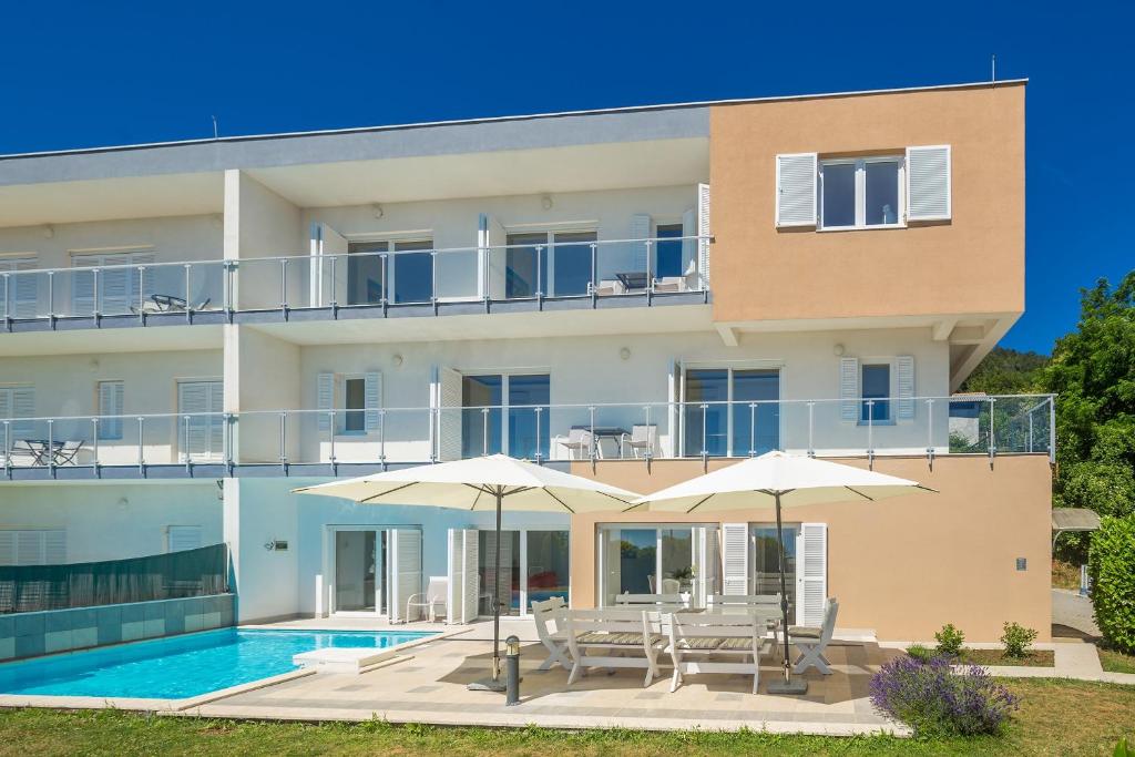 Bazén v ubytovaní Luxury villa with a swimming pool Icici, Opatija - 17956 alebo v jeho blízkosti